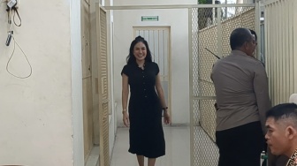 Divonis 4 Tahun Penjara, Nikita Mirzani Dipeluk Oky Pratama Dan Sebut Akan Banding