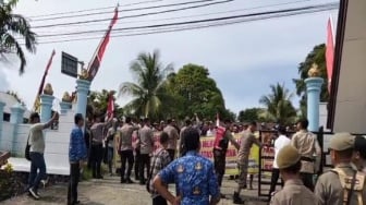 Ratusan Warga Betumonga Mentawai Demo Bupati hingga DPRD, Tuntut Pengakuan Hak Tanah Ulayat!