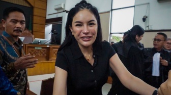 Artis Nikita Mirzani menyalami penggemarnya usai menjalani sidang pembacaan putusan di Pengadilan Negeri Jakarta Selatan, Jakarta, Selasa (28/10/2025). [ANTARA FOTO/Ika Maryani/hma/bar]