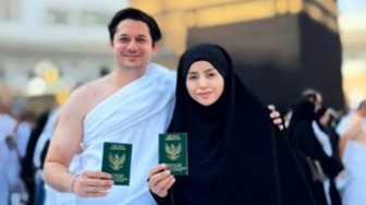 Selamat! Andrew Andika Menikah Lagi, Pamer Buku Nikah Depan Ka'bah Bareng Istri