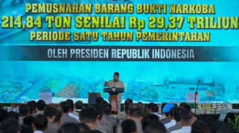 Presiden Prabowo Subianto memberikan arahan saat pemusnahan barang bukti narkoba di Lapangan Bhayangkara, Mabes Polri, Jakarta, Rabu (29/10/2025). [ANTARA FOTO/Hafidz Mubarak A/nz]