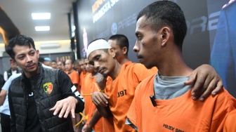 Anggota Polisi bertanya kepada tersangka saat ungkap kasus di Mapolresta Samarinda, Kalimantan Timur, Rabu (29/10/2025). [ANTARA FOTO/M Risyal Hidayat/nz]