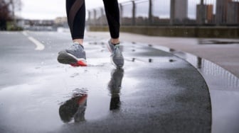 7 Rekomendasi Sepatu Running Anti Hujan Murah dan Terbaik untuk Lari