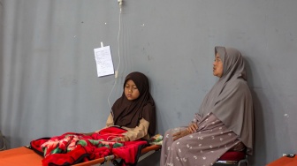 Orang tua mendampingi anaknya yang diduga keracunan hidangan makan bergizi gratis (MBG) saat menjalani perawatan medis di Gedung Serba Guna (GSG) Kantor Desa Cibodas, Lembang, Kabupaten Bandung Barat, Jawa Barat, Rabu (29/10/2025).  [ANTARA FOTO/Abdan Syakura/nz]