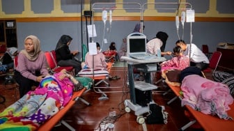 Siswa dan ibu hamil yang diduga keracunan hidangan makan bergizi gratis (MBG) menjalani perawatan medis di Gedung Serba Guna (GSG) Kantor Desa Cibodas, Lembang, Kabupaten Bandung Barat, Jawa Barat, Rabu (29/10/2025).  [ANTARA FOTO/Abdan Syakura/nz]