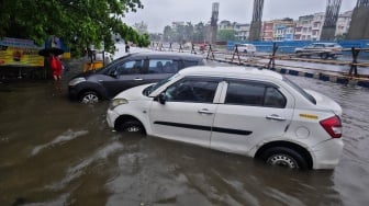Tanpa Turun dari Mobil, Ini Cara Cek Batas Aman Banjir Lewat Spion