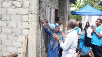Terang yang Dinanti Tiba di Desa Ngruwet, Ini Kisah Bahagia Karmini Rasakan Kemerdekaan Energi