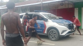 Brutal! Massa Bersenjata Serang Polres Mamberamo Raya, Polisi Terluka dan Kendaraan Hancur