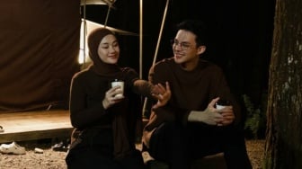 Keluar dari Zona Nyaman! Rey Mbayang dan Dinda Hauw Perdana Main Film Horor