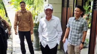 Jokowi Pakai Topi Warna Putih Tulisan 'J', Apa Maknanya?