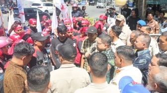 Buruh Demo di Balai Kota Makassar, Ini Tuntutannya!