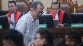 Terdakwa kasus dugaan korupsi kegiatan importasi gula di Kementerian Perdagangan pada tahun 2015-2016 Tony Wijaya (tengah) berkonsultasi dengan kuasa hukumnya usai menjalani sidang vonis di Pengadilan Tipikor, Jakarta, Kamis (30/10/2025). [ANTARA FOTO/Muhammad Iqbal/nym]