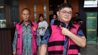 Dua terdakwa kasus dugaan korupsi kegiatan importasi gula di Kementerian Perdagangan pada tahun 2015-2016 Eka Sapanca (depan) dan Hans Falita Hutama (belakang) berjalan keluar usai menjalani sidang vonis di Pengadilan Tipikor, Jakarta, Kamis (30/10/2025). [ANTARA FOTO/Muhammad Iqbal/nym]