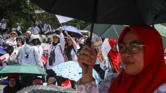 Guru honorer madrasah swasta dari berbagai wilayah di Indonesia berunjuk rasa di kawasan Monas, Jakarta, Kamis (30/10/2025). [Suara.com/Alfian Winanto]
