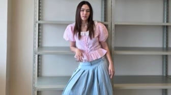 6 Ide Gaya Playful dengan Rok Midi ala Araya Hargate, Stylish dan Colorful