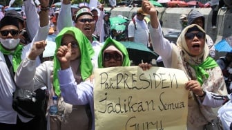 Guru honorer madrasah swasta dari berbagai wilayah di Indonesia berunjuk rasa di kawasan Monas, Jakarta, Kamis (30/10/2025). [Suara.com/Alfian Winanto]