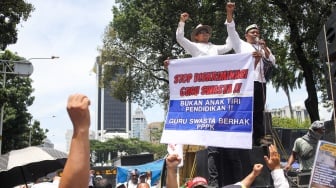 Guru honorer madrasah swasta dari berbagai wilayah di Indonesia berunjuk rasa di kawasan Monas, Jakarta, Kamis (30/10/2025). [Suara.com/Alfian Winanto]