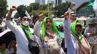 Guru honorer madrasah swasta dari berbagai wilayah di Indonesia berunjuk rasa di kawasan Monas, Jakarta, Kamis (30/10/2025). [Suara.com/Alfian Winanto]
