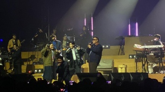 Teriakan 'We Love You Vidi' Menggema di Konser Laleilmanino, Vidi Aldiano Terharu dan Tahan Tangis