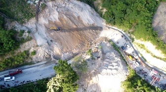 Longsor Tutup Jalan Trans Sulawesi di Gorontalo
