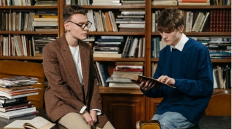 Kesesatan Berpikir Generasi: Predikat Tak Harus Verba, Kenapa Kita Salah?