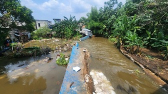 Tanggul Baswedan Jebol, Lima RT di Jati Padang Terendam Banjir Hingga 1,5 Meter