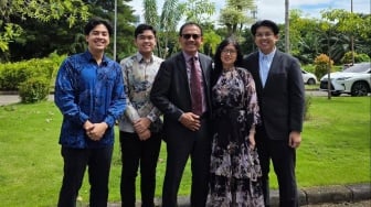 Duduk Sambil Berdoa, Foto Terakhir Ayah Jerome Polin Sebelum Meninggal Dunia