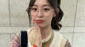 Bikin Good Mood! 4 Ide OOTD Playful ala Park Ji Hu yang Easy to Copy