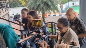 Didampingi Pendeta, Ibu dan Kakak Onad Tertunduk Lesu Saat Datang Menjenguk ke Kantor Polisi