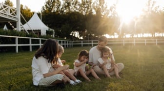 Tumbuh dengan Kasih: Anak 'Keluarga Cemara' Punya Mental Lebih Stabil?
