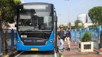 Penumpang turun dari Bus Transjakarta di Terminal Blok M, Jakarta, Sabtu (1/11/2025). [Suara.com/Alfian Winanto]
