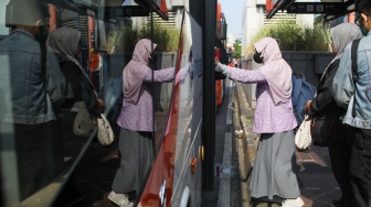 Penumpang menaiki Bus Transjakarta di Terminal Blok M, Jakarta, Sabtu (1/11/2025). [Suara.com/Alfian Winanto]