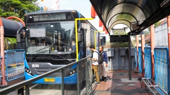 Penumpang menaiki Bus Transjakarta di Terminal Blok M, Jakarta, Sabtu (1/11/2025). [Suara.com/Alfian Winanto]