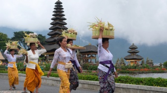 Umat Hindu menggelar prosesi upacara danu kerthi atau ritual memuliakan sumber air tawar di kawasan Danau Beratan, Desa Candikuning, Tabanan, Bali, Sabtu (1/11/2025). [ANTARA FOTO/Nyoman Hendra Wibowo/nz]