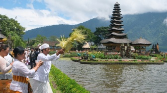 Ratusan Umat Hindu Gelar Upacara Danu Kerthi di Danau Beratan