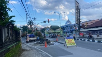 Aksi Nekat Warga Gali Aspal Demi Kabel, Jalan Abdurrasyid Samarinda Amblas
