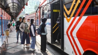 Penumpang menaiki Bus Transjakarta di Terminal Blok M, Jakarta, Sabtu (1/11/2025). [Suara.com/Alfian Winanto]