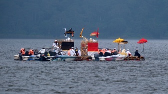 Umat Hindu menggelar upacara danu kerthi atau ritual memuliakan sumber air tawar di tengah Danau Beratan, Desa Candikuning, Tabanan, Bali, Sabtu (1/11/2025). [ANTARA FOTO/Nyoman Hendra Wibowo/nz]