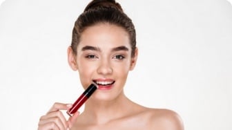 5 Liptint Tahan Lama Terbaik untuk Bibir Hitam, Ada Kelebihan vs Kekurangannya