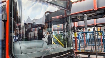 Bus Transjakarta menunggu penumpang di Terminal Blok M, Jakarta, Sabtu (1/11/2025). [Suara.com/Alfian Winanto]