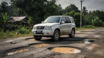 Mobil Sekelas Fortuner: Suzuki Escudo XL-7, SUV V6 Aman  Jalan Berlubang untuk Orang Lapangan