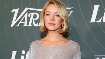 5 Potret Sydney Sweeney Pakai Gaun Tanpa Bra di Varietys Power of Women