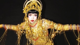 Potret Lisa BLACKPINK Jadi Sirene Emas Jibaro di Halloween 2025, Kostumnya Bikin Takjub!