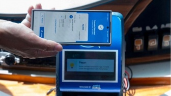 LRT Jabodebek Bisa Tap In dengan QRIS NFC Android, iPhone Kapan Nyusul?