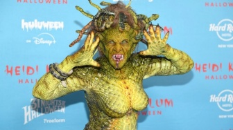 Heidi Klum Jadi Medusa untuk Halloween 2025, Ular di Kepalanya Bergerak!