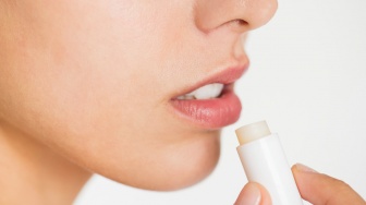 5 Lip Balm Terbaik untuk Bibir Hitam Usia 40 Tahun ke Atas, Perbaiki Skin Barrier