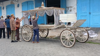 Kereta Jenazah PB XIII Dipersiapkan dan Dibersihkan, Ini Bentuknya