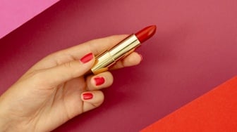 7 Rekomendasi Lipstik Lokal dengan Warna Intens untuk Bold Makeup Look