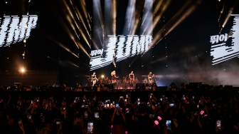 Jadi Tradisi di Tur DEADLINE, Aksi Gemas Rose BLACKPINK Santap Nasi Goreng di Panggung GBK