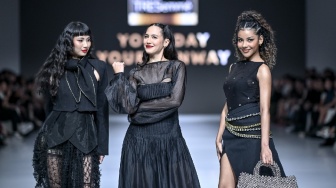 Pevita Pearce Pancarkan Aura Kebebasan dengan Koleksi SAYA 'Solara' dan Rambut Berkilau di JFW 2026!